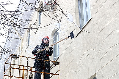 Коммунальщики очищают крыши от снега и сосулек