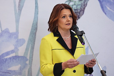 Белорусские льняные изделия, косметика, фарфор. Что показали зарубежным дамам на приеме накануне 8 Марта