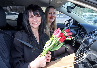 Цветы для солнечных улыбок автоледи. В Витебске стартовала областная акция ГАИ в честь Дня женщин