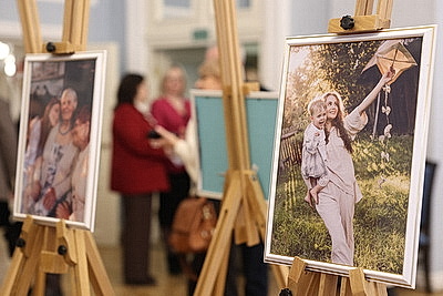 \"Ода белорусской женщине\". Со сцены Купаловского театра читают стихи на \"роднай мове\"