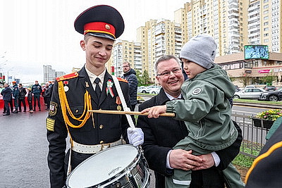 Шествие с самым большим флагом Беларуси стартовало от стелы \"Минск - город-герой\"