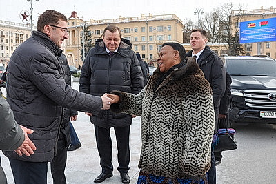 Парламентская делегация Зимбабве возложила венок и цветы к монументу Победы в Минске