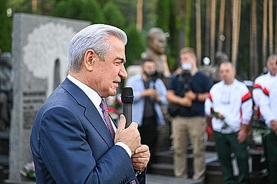 Памятник легендарному спортсмену Александру Медведю открыли на Восточном кладбище в Минске
