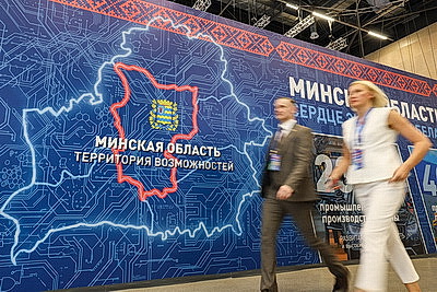Товары от крупных производителей и ремесленников демонстрируют участникам Форума регионов в Минске