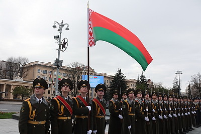 Мьянманская парламентская делегация возложила венок на площади Победы в Минске