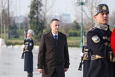 Турчин возложил венок к монументу Независимости в Ташкенте