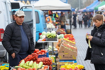 Волонтеры БРСМ помогают пенсионерам с доставкой продукции с сельхозярмарок