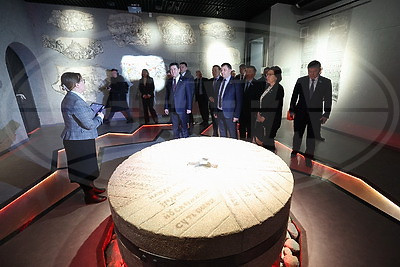 Председатель Мажилиса Парламента Республики Казахстан возложил цветы в МК \"Хатынь\"