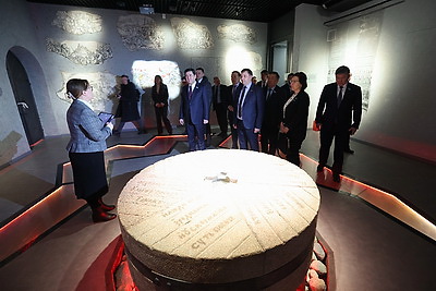 Председатель Мажилиса Парламента Республики Казахстан возложил цветы в МК \"Хатынь\"