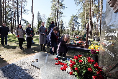 Память Змитрока Бядули почтили на Восточном кладбище в Минске