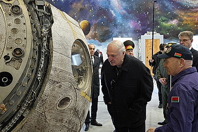 Лукашенко посетил Минский аэроклуб ДОСААФ