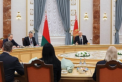 Лукашенко вручил дипломы доктора наук и аттестаты профессора