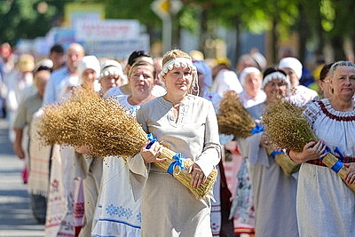 Брендовый фестиваль \"Льняная карусель\" провели в Корме