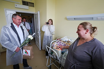 В Беларуси поздравили мам, родивших в День Независимости