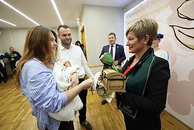 Подарок - в День народного единства. В Витебске многодетным семьям вручили \"Бацькавы кашулі\"