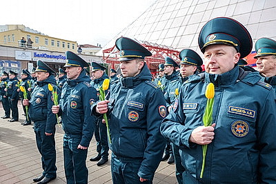 С танцами, цветами и с 30-метровой высоты. Спасатели в Витебске поздравили женщин с 8 Марта