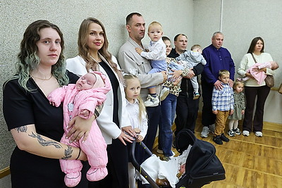 Подарок - в День народного единства. В Витебске многодетным семьям вручили \"Бацькавы кашулі\"