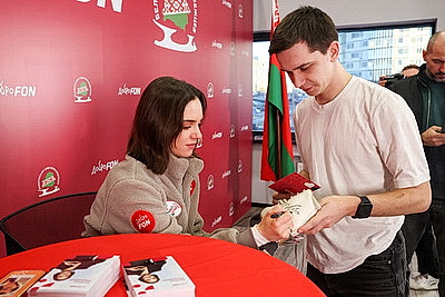 Двукратный серебряный призер Олимпийских игр Евгения Медведева провела мастер-класс для юных спортсменов