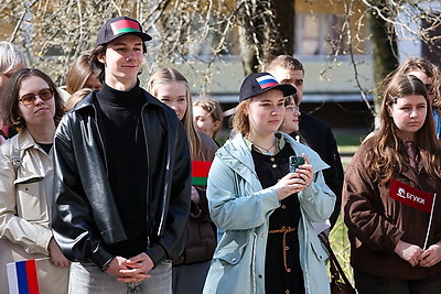 \"Строить будущее вместе\". Студенты Беларуси и России приняли участие в высадке Дерева дружбы в Минске