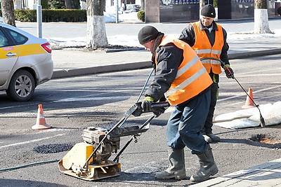В Беларуси ведутся весенние ямочно-ремонтные работы