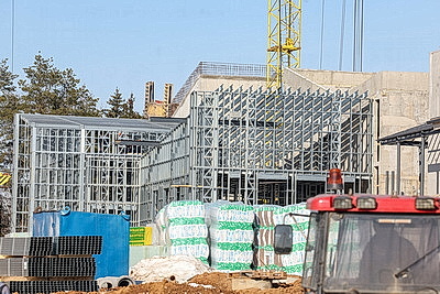 Ход работ по строительству городской клинической инфекционной больницы обсудили на выездном заседании Мингорисполкома