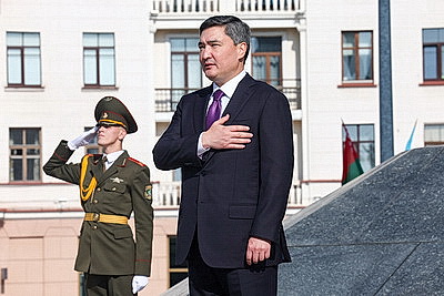 Премьер-министр Казахстана возложил венок к монументу Победы в Минске
