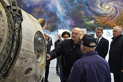 Лукашенко посетил Минский аэроклуб ДОСААФ