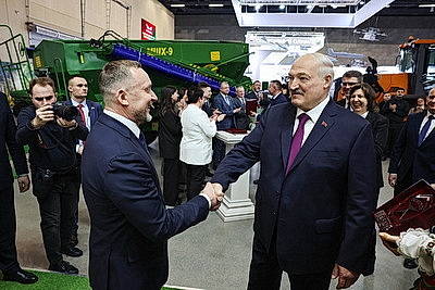 Лукашенко вручил символы Государственного знака качества