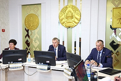 Полевые работы, готовность техники и зерносушилок: Крутой ознакомился с ходом уборочной в Климовичском районе
