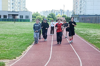 Труд и отдых на каникулах: школьники из лагеря \"Лидер\" заняты на видовой прополке зерновых культур в СПК Белыничского района