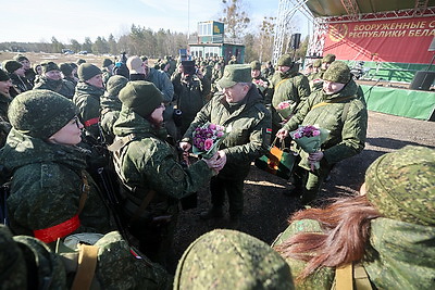 Женщин-военнослужащих Западного оперативного командования с наступающим 8 Марта поздравили на полигоне