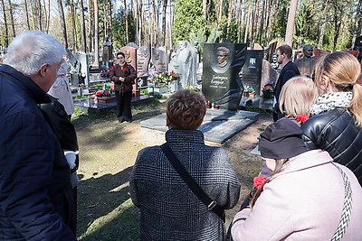 Память Змитрока Бядули почтили на Восточном кладбище в Минске