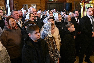 Лукашенко зажег пасхальную свечу в одном из деревенских храмов