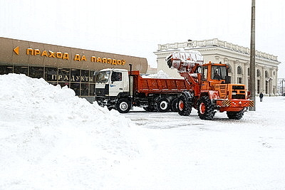 Последствия снегопада устраняют в городах Беларуси