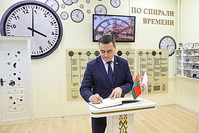 Часы делегата первого ВНС Мясниковича передали музею столичной школы
