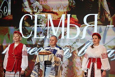 Жемчужины Беларуси. Династии многодетных семей со всей страны поделились историей своего рода и традициями