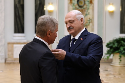 Лукашенко в преддверии Дня народного единства вручил госнаграды заслуженным представителям различных сфер