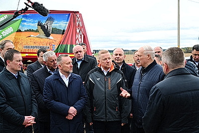 Лукашенко ознакомился с перспективами развития отечественного тракторостроения