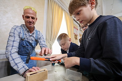 Любовь к труду и авторский почерк. В работах мастера по дереву из Смолевичского района оживают детские мечты