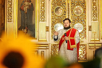 Православные верующие отмечают Яблочный Спас
