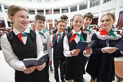 Не только права, но и обязанности перед Родиной. Школьникам вручили паспорта в Палате представителей