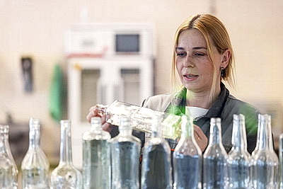 Как хрупкая женщина из Гродно держит под контролем стекловаренную печь