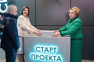 Товары от крупных производителей и ремесленников демонстрируют участникам Форума регионов в Минске