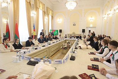 \"Люблю нашу страну за спокойствие, традиции и природу\". В Брестской области вручили паспорта лучшим учащимся