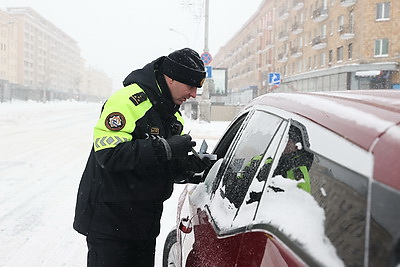 Увеличено количество экипажей, выведена крупногабаритная техника. Как работает ГАИ Минской области в условиях непогоды