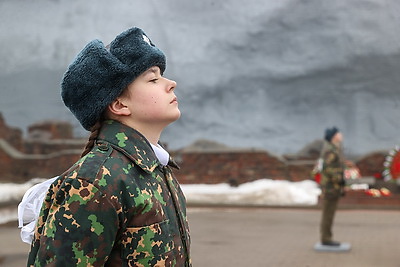 Праздник мужества и верности долгу: в регионах Беларуси 23 февраля прошли торжественные митинги