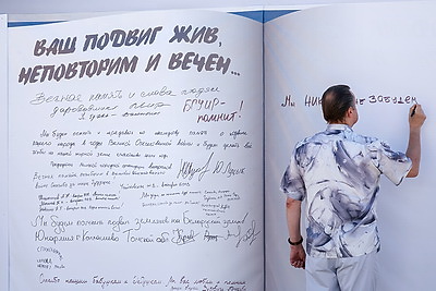 \"Дань памяти героям прошлого\". Народное возложение проходит в Минске