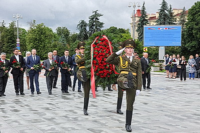 Министры образования стран ШОС возложили цветы к монументу Победы в Минске