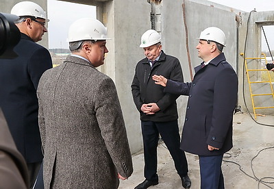 Строители приступили к монтажу панелей в пострадавшей при взрыве газа десятиэтажке в Гомеле