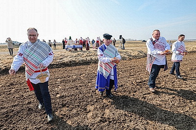 В поле - с добрым сердцем. В Витебском районе дали старт посевной кампании